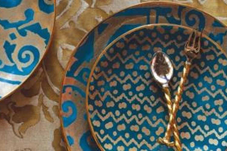 Anda bisa memulainya dengan dekorasi meja makan bernuansa Maroko, yaitu memberanikan diri memilih berbagai warna mencolok. Warna-warna tersebut dapat Anda tempatkan pada taplak meja, peralatan makan, hingga ornamen dekor.