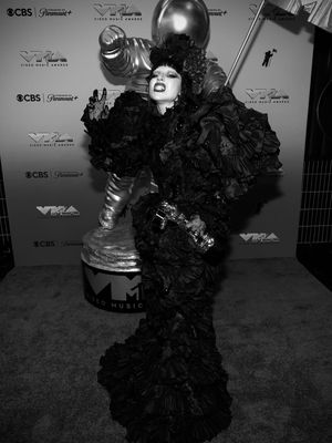 Doja Cat, Ariana Grande, hingga Lady Gaga tampil memukau di VMAs 2025. Inilah 9 gaya selebriti paling stylish yang jadi sorotan karpet merah.