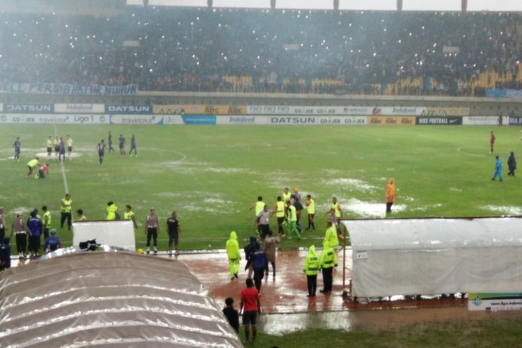 Para pemain Perseru Serui saat berselebrasi merayakan kemenangan atas Persib 0-2 dalam laga pamungkas Liga 1 Indonesia di Stadion Si Jalak Harupat, Kabupaten Bandung, Minggu (12/11/2017).