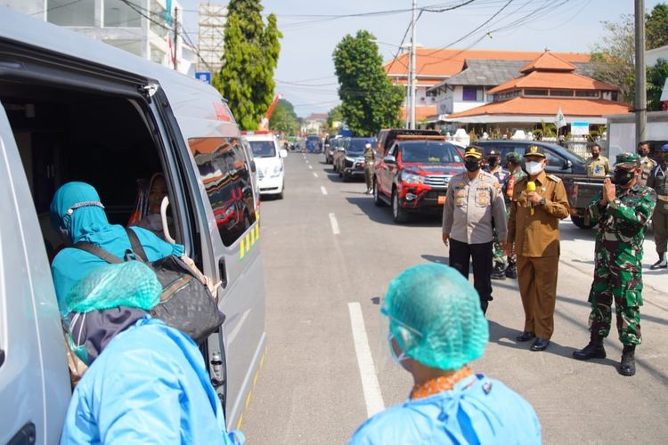 Wali Kota (Walkot) Madiun, Maidi, bersama Forum Pimpinan Daerah (Forpimda) memantau pemindahan warga yang isolasi mandiri (isoman) ke tempat isolasi terpusat yang berlokasi di Jalan Perintis Kemerdekaan Kota Madiun, Jawa Timur (Jatim).