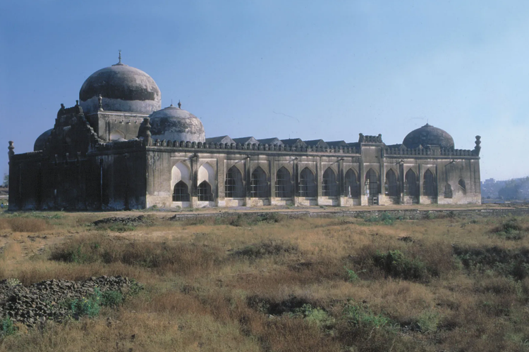 Masjid Jami Gulbarga merupakan salah satu peninggalan dari Kesultanan Bahmani di India