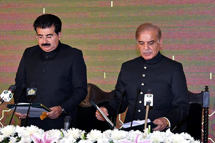Plt Presiden Pakistan Sadiq Sanjrani (kiri) mengucapkan sumpah jabatan kepada Perdana Menteri Pakistan yang baru terpilih Shahbaz Sharif (kanan) di Istana Kepresidenan di Islamabad, Pakistan, Senin (11/4/2022).