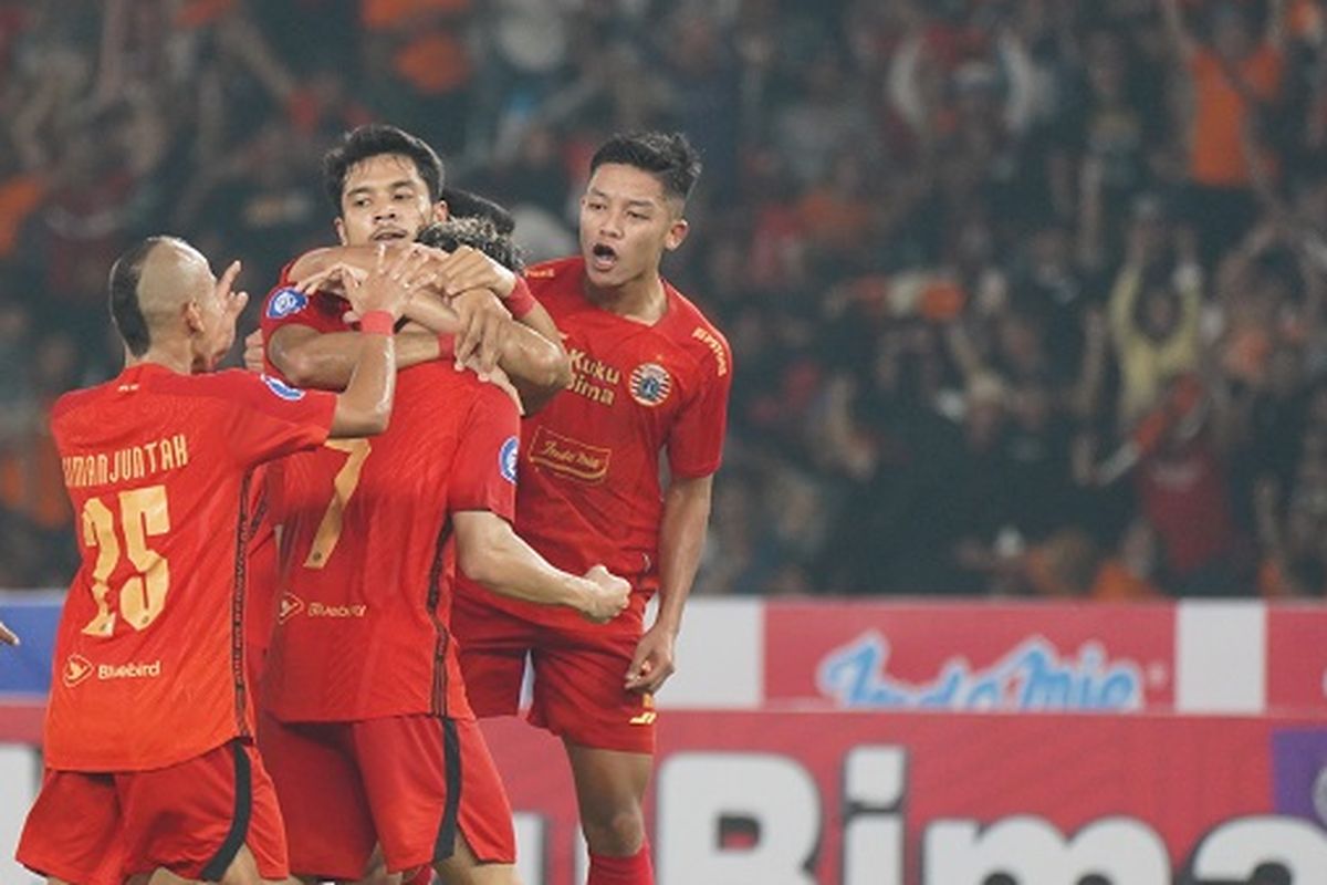 Para pemain Persija merayakan gol Ryo Matsumura saat melawan PSM Makassar pada pekan pertama Liga 1 2023-2024 di Stadion Gelora Bung Karno, Senin (3/7/2023) malam WIB. Terkini, Persija akan melawan Persikabo di Stadion Pakansari, Bogor, Minggu (9/7/2023). Artikel ini berisi hasil Persita vs Persija Jakarta.