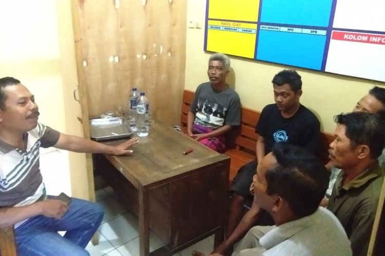 Kapolsek Girisubo AKP Mursidiyanto Bersama Tersangka Kasus Perjudian Menjelang Sahur Jumat (10/5/2019) (Dokumentasi Polsek Girisubo)