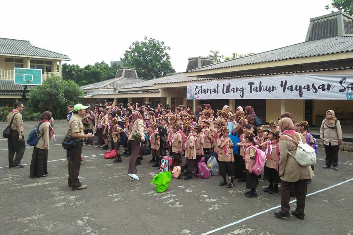 Suasana kegiatan belajar di SLB B Santi Rama Jakarta. SLB Santi Rama merupakan sekolah swasta yang menawarkan pendidikan untuk anak penyandang tuna rungu.