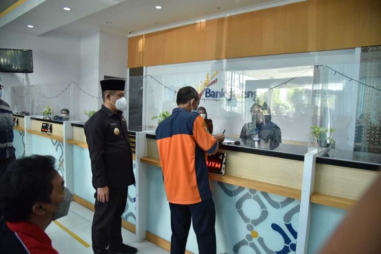 Bupati Kebumen Arif Sugiyanto mendampingi sopir angkot, kernet dan juru parkir penerima bantuan akibat terdampak PPKM darurat di Bank Jateng Kebumen, Kamis (15/7/2021).