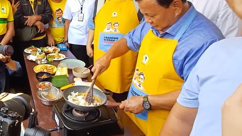 Momen Prabowo Bikin Nasi Goreng di Acara Lomba Masak Partai Golkar