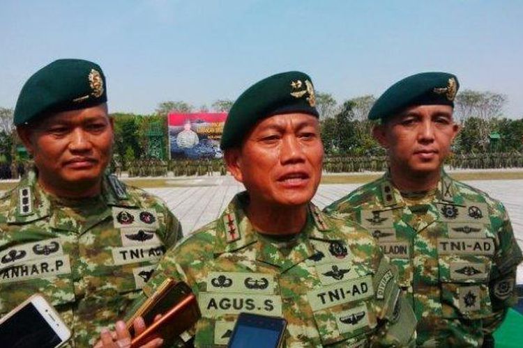 Panglima Divisi 2 Kostrad, Mayjen TNI Agus Suhardi (tengah) akan menjabat Pangdam II Sriwijaya 