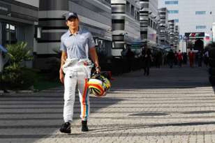 Pebalap Manor Racing asal Indonesia, Rio Haryanto, berjalan di kawasan Sochi Autodrom, Kamis (28/4/2016), jelang GP Rusia.