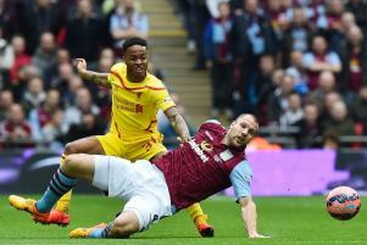 Penyerang Liverpool Raheem Sterling (kiri) berebut bola dengan bek Aston Volla Ron Vlaar, pada pertandingan semifinal Piala FA, di Stadion Wembley, London, Minggu (19/4/2015).