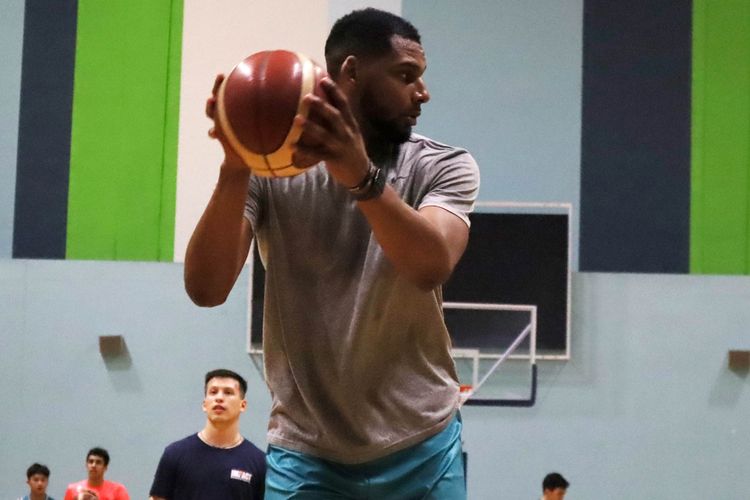 Pemain naturalisasi Marques Bolden dalam latihan bersama timnas bola basket Indonesia untuk persiapan menghadapi SEA Games 2021 di Vietnam, 12-23 Mei 2022.