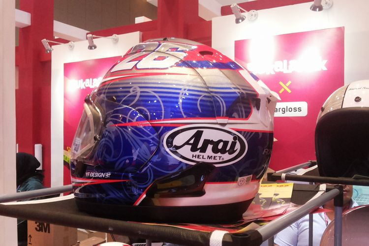 Salah satu helm merek Arai yang sudah dijual dengan harga diskon di salah satu tempat penjualan helm di arena pameran Indonesia International Motor Show (IIMS) 2018 di JIExpo Kemayoran, Jakarta, Sabtu (28/4/2018).