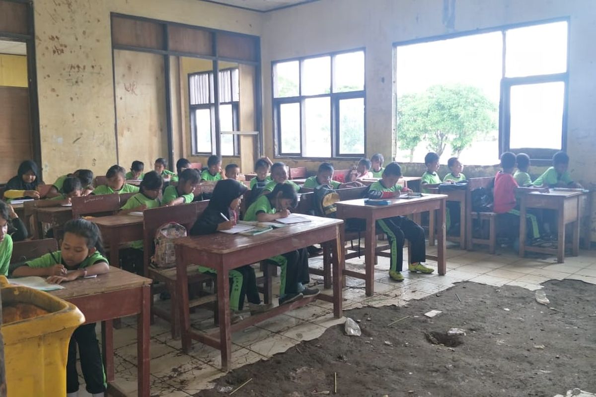 Semangat anak-anak murid SDN Samudrajaya 04 Bekasi di tengah kondisi yang bobrok, Kamis (6/2/2020).