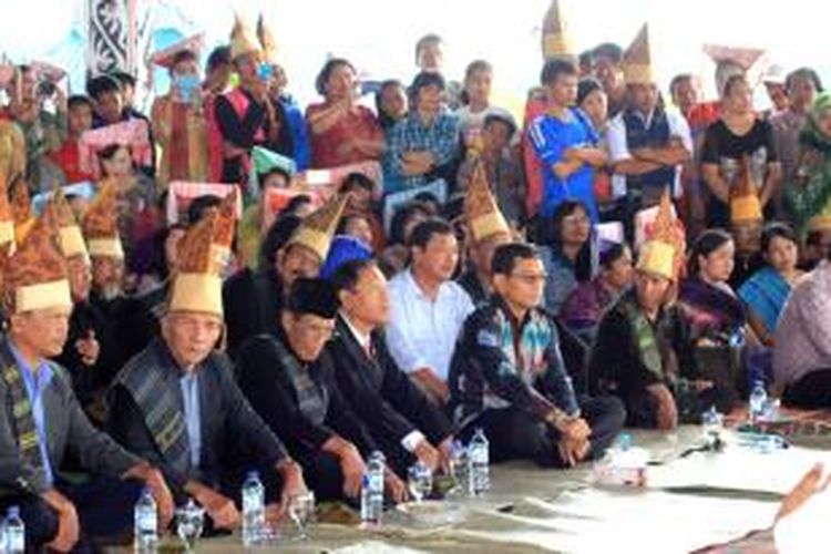 Pejabat dan masyarakat Simalungun duduk bersama menyaksikan pagelaran budaya Simalungun dalam Pesta Rondang Bittang di Kecamatan Purba, Kabupaten Simalungun, Sumatera Utara, Jumat (22/5/2015).