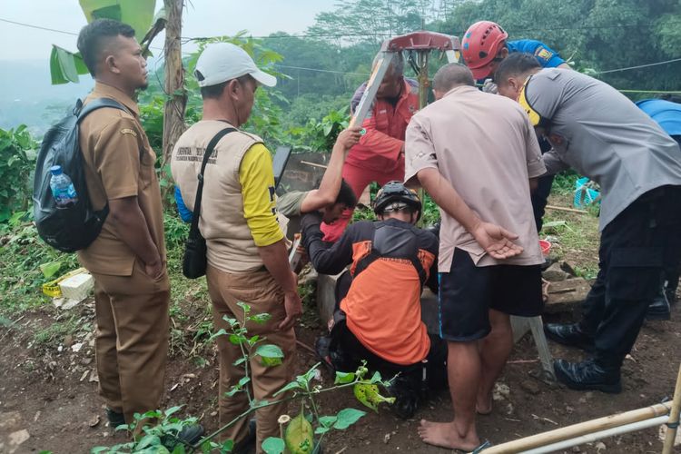 Proses Evakuasi Bocah Laki-laki berusia 3 tahun yang jatuh kedalam sumur sedalam 14 meter di Kampung Warungkawung, Rt01 Rw06, Desa Cisarua, Kecamatan Nagrak, Kabupaten Sukabumi, Jawa Barat tewas. Senin (23/6/2025)