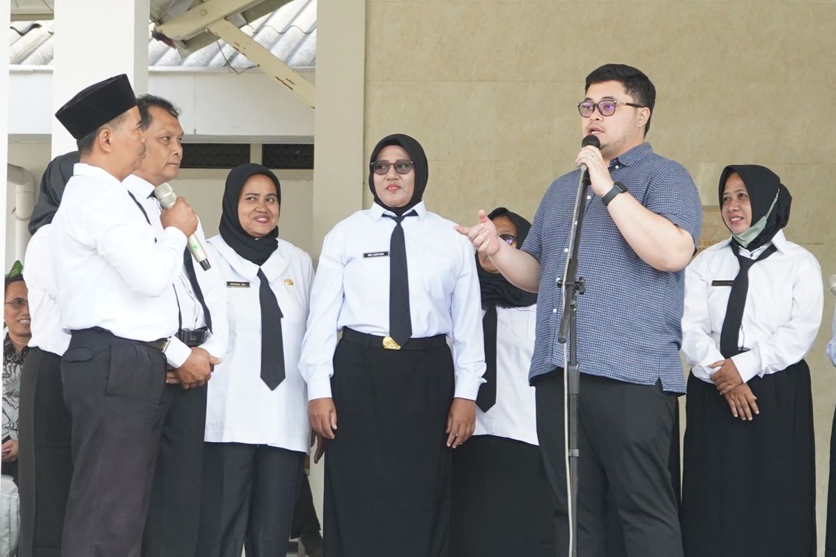 Bupati Kediri Hanindhito Himawan Pramana mengimbau ratusan Pegawai Pemerintah dengan Perjanjian Kerja (P3K) penerima surat keputusan (SK) pengangkatan tidak lagi menggunakan liquefied petroleum gas (LPG) bersubsidi.
