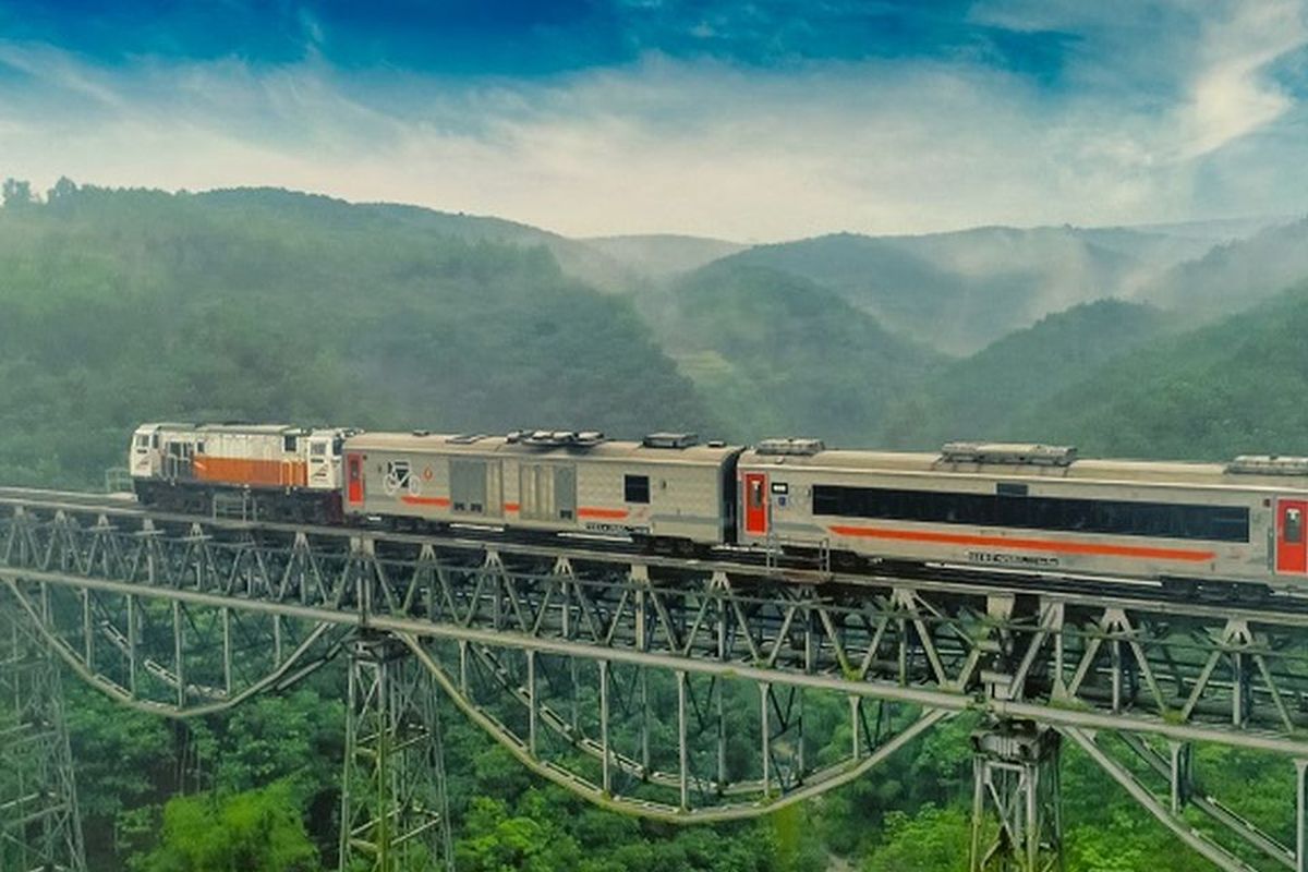 Ilustrasi kereta api. PT Kereta Api Indonesia (KAI) menyiapkan 7.982 perjalanan kereta api selama libur Natal 2025 dan Tahun Baru 2026 (Nataru). Jumlah tersebut terdiri dari 7.038 perjalanan reguler dan 944 perjalanan tambahan.