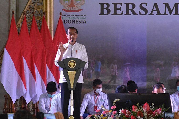 Presiden RI Joko Widodo saat memberi sambutan dalam acara Syukuran Hasil Bumi di Desa Tumbrep, Bandar, Batang Jawa Tengah.