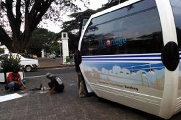 Sejumlah pekerja saat memeriksa contoh cabin cable car di Balaikota Bandung, Jalan Wastikencana, Kamis (29/10/2015).  Protipe itu akan dipamerkan di Balaikota untuk mengobati rasa penasaran warga.