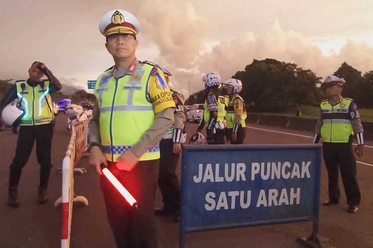 Kepala Korps Lalu Lintas Polri Irjen Royke Lumowa menutup jalur ke puncak jelang malam tahun baru di Tol Jagorawi, Minggu (31/12/2017).