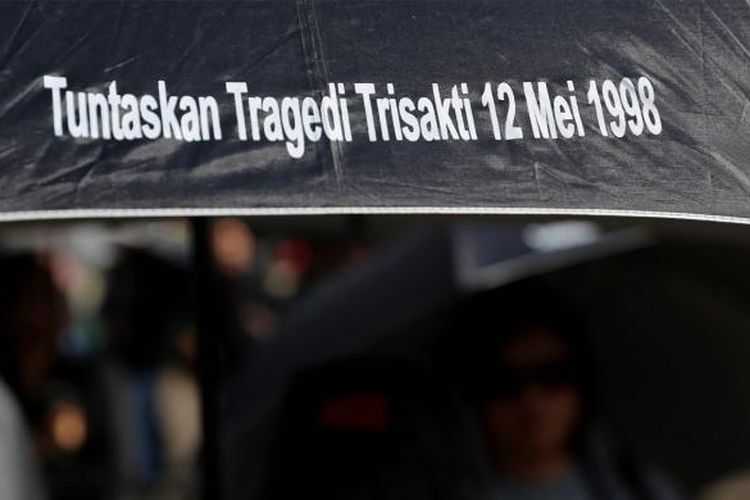 Aktivis HAM dan keluarga korban pelanggaran HAM memperingati 10 Tahun Aksi Kamisan di depan Istana Merdeka, Jakarta, Kamis (19/1/2017). Kamisan sebagai bentuk perlawanan keluarga korban pelanggaran hak asasi manusia dalam melawan lupa telah berlangsung selama 10 tahun sejak aksi pertama di depan Istana Merdeka pada 18 Januari 2007.