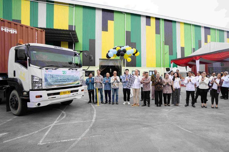 Menteri Perindustrian Agus Gumiwang Kartasasmita bersama Gubernur Jawa Tengah Ahmad Luthfi melakukan pelepasan ekspor mainan anak PT Royal Regent Indonesia (RRI) di Kawasan Industri Kendal (KIK), Jawa Tengah, Kamis (19/6/2025).