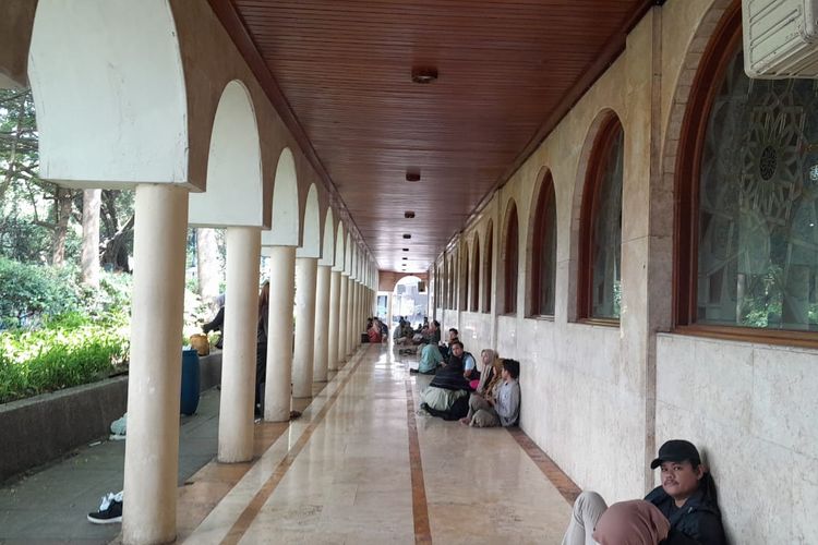 Selasar Masjid Raya Bandung yang digunakan untuk istirahat oleh masyarakat 