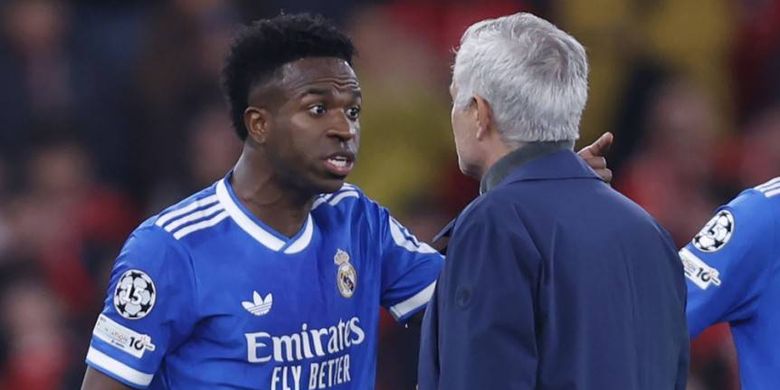 Penyerang Real Madrid, Vinicius Junior, berbicara dengan pelatih kepala SL Benfica, Jose Mourinho, setelah mendengar hinaan rasis pada laga leg pertama babak play-off knockout Liga Champions UEFA antara SL Benfica dan Real Madrid CF di Estadio da Luz di Lisbon pada 17 Februari 2026.
