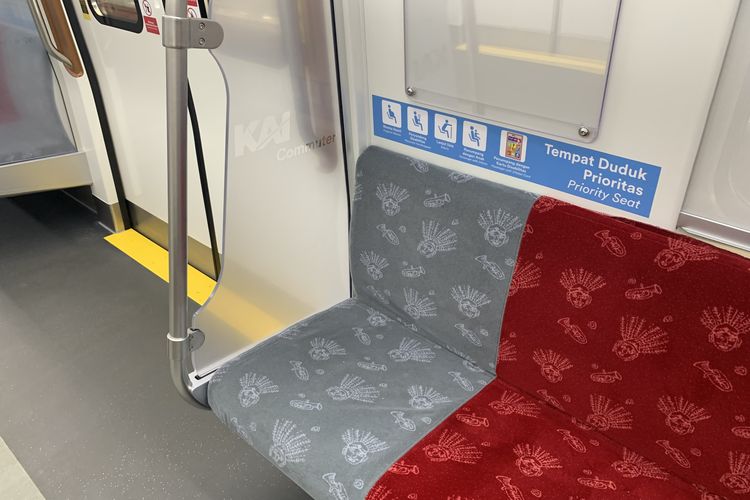 Kursi prioritas KRL baru CLI-125 kini ditandai dengan warna abu-abu.

Setiap kursi penumpang umum diisi dengan dua tempat khusus prioritas di bagian ujungnya. Kursi prioritas terpisah di tiap sudut gerbong juga tetap ada. 