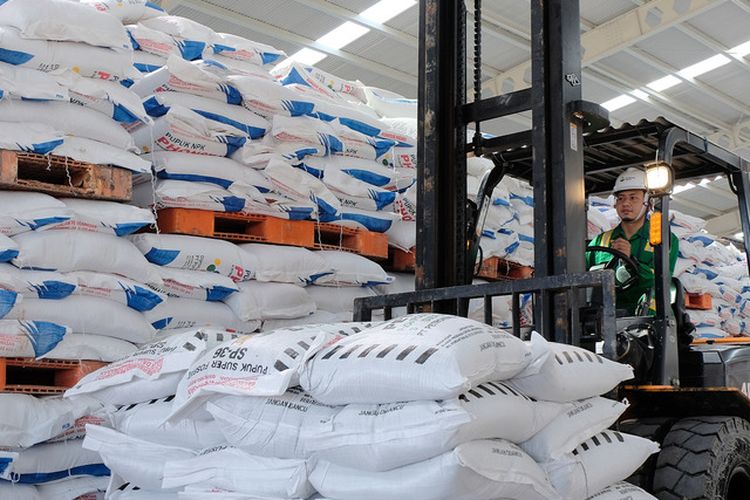 Aktivitas karyawan Petrokimia Gresik saat menata stok pupuk bersubsidi hasil produksi, yang bakal disalurkan kepada para petani di Indonesia.