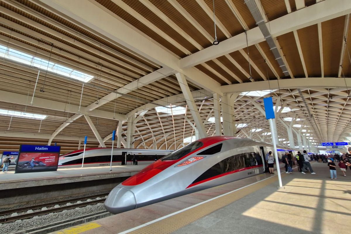 Kereta Cepat Whoosh saat tiba di Stasiun Halim, Jakarta Timur, Rabu (13/12/2023).