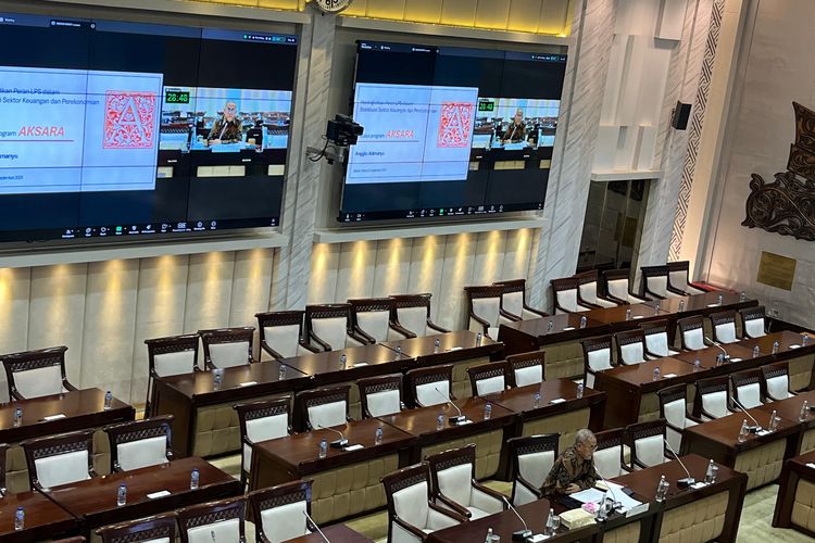 Wakil Menteri Keuangan Anggito Abimanyu saat melakukan uji kelayakan dan kepatutan atau Fit and Proper Test di ruang rapat DPR Parlemen, Senin (22/9/2025) malam.