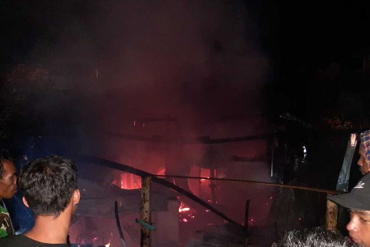 Tiga rumah di Desa Sape, Kecamatan Sape, Kabupaten Bima, NTB dilaporkan terbakar, Kamis (6/10/2022) dini hari. Akibat kejadian itu, dua orang tewas terpanggang.