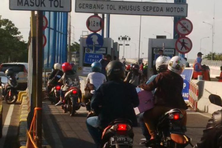 Pemudik di pintu tol Suramadu sisi Surabaya.