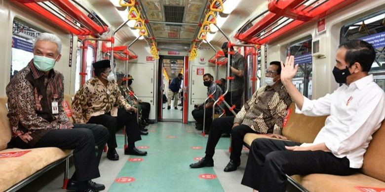 President Joko Widodo (right) is in the Yogyakarta-Solo Electric Train Service (KRL). Accompanying him were Governor of Yogyakarta Sri Sultan Hamengkubuwono X, the Governor of Central Java Ganjar Pranowo, and other high-ranking officials on Monday, March 1. 