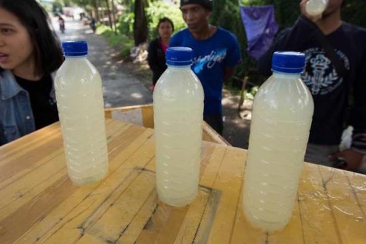 Tuak manis dijajakan di Lombok Timur, Nusa Tenggara Barat, Rabu (18/3/2015). Tuak manis merupakan minuman khas Lombok yang terbuat dari air buah enau.