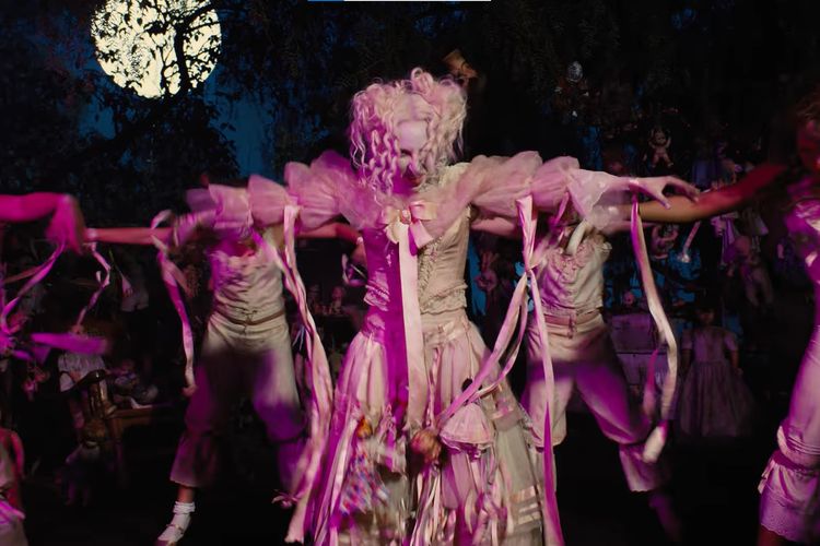 Video klip terbaru Lady Gaga, The Dead Dance yang disutradarai Tim Burton, menampilkan nuansa horor elegan dengan Gaga sebagai boneka porselen hidup. Simak detail outfitnya.