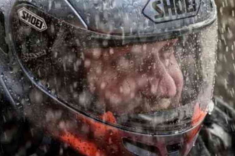 Helm dengan visor anti kabut sangat membantu pengendara dalam berkendara saat hujan.