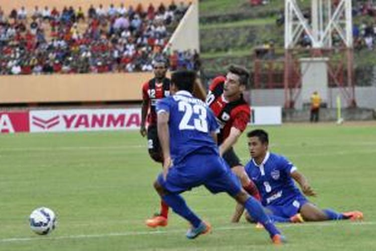 Penyerang Tengah Persipura Jayapura, Robertino Pugliara (10) berusaha melewati dua pemain Begaluru FC, Malemngamba Meetei (8) dan Lalchhuan Mawia (23). Dalam laga tersebut, Persipura mengalahkan Begaluru FC, 3-1. Robertino Pugliara mencetak dua gol, pada menit 22 dan menit 50.