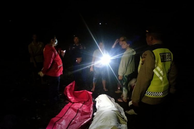Polisi mengevakuasi jenazah korban WN China yang tewas tenggelam di Pantai Desa Sambirenteng, Kecamatan Tejakula, Kabupaten Buleleng, Provinsi Bali.
