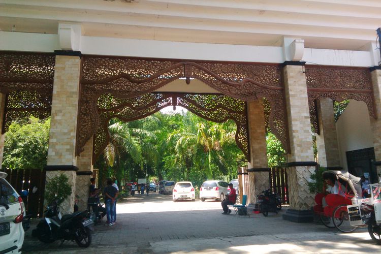 Pintu masuk utama Kawasan Wisata Taman Balekambang di Solo, Jawa Tengah, Minggu (24/12/2017).