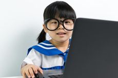 Pakai Kacamata Bikin Mata Minus Anak Bertambah?