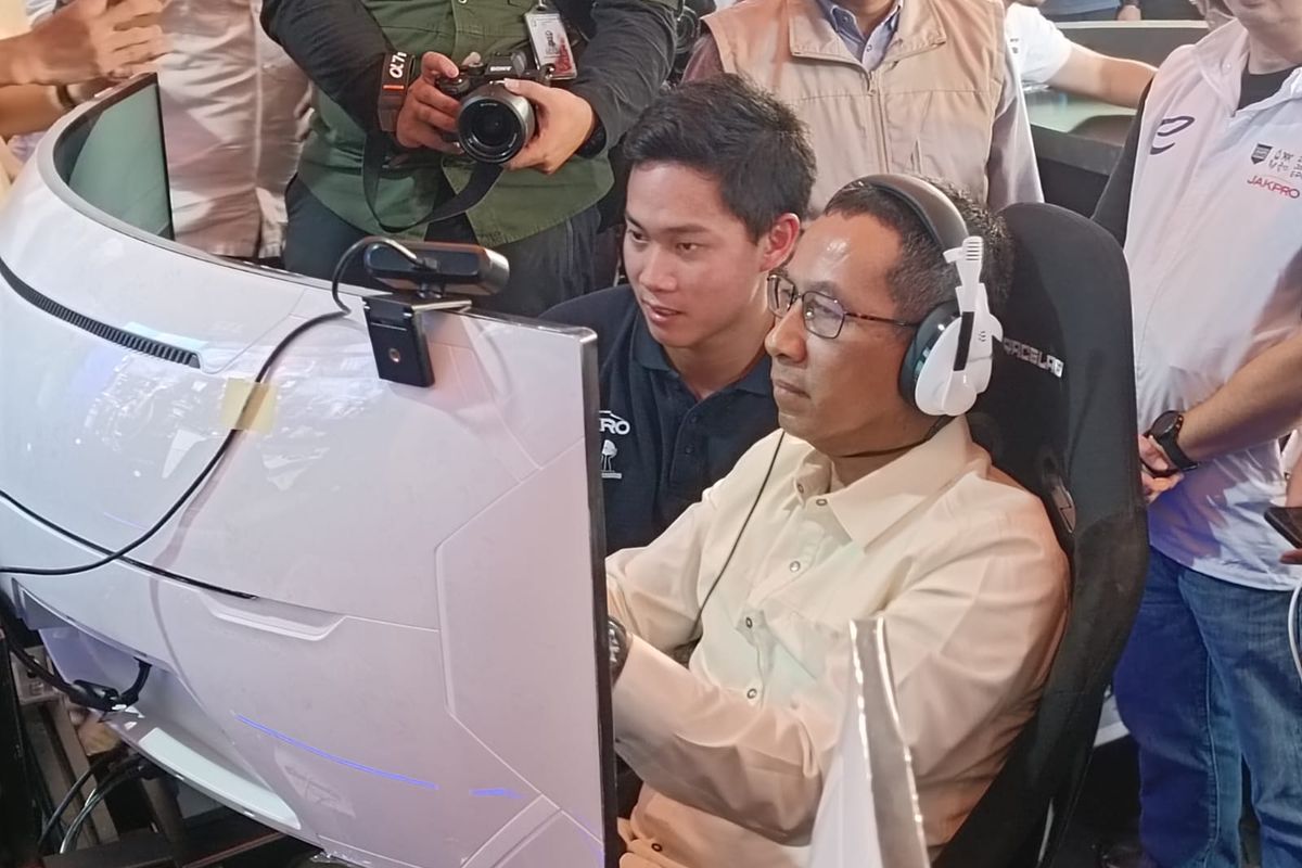 Penjabat (Pj) Gubernur DKI Jakarta Heru Budi Hartono mencoba simulasi balap mobil di Lot 8 SCBD, Jakarta Selatan, Minggu (28/5/2023).