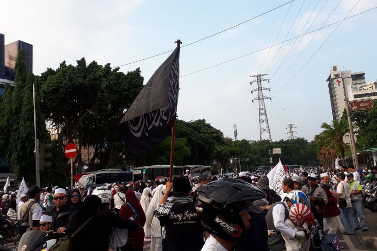 Massa peserta Reuni Akbar 212 memenuhi kawasan Monas dan sekitarnya, Minggu (2/12/2018).