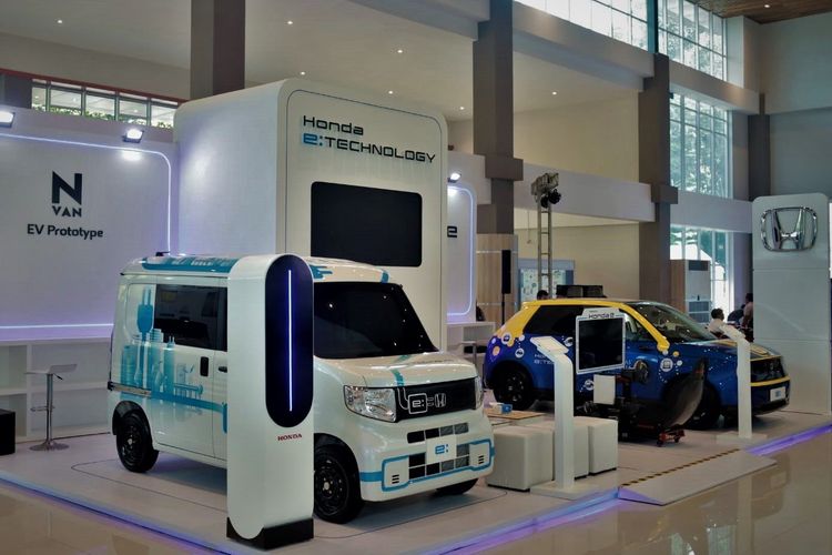 Honda menampilkan dua mobil listrik yang digunakan untuk riset di Indonesia yaitu Honda e dan Honda N-VAN EV Prototype di IEMS 2023.