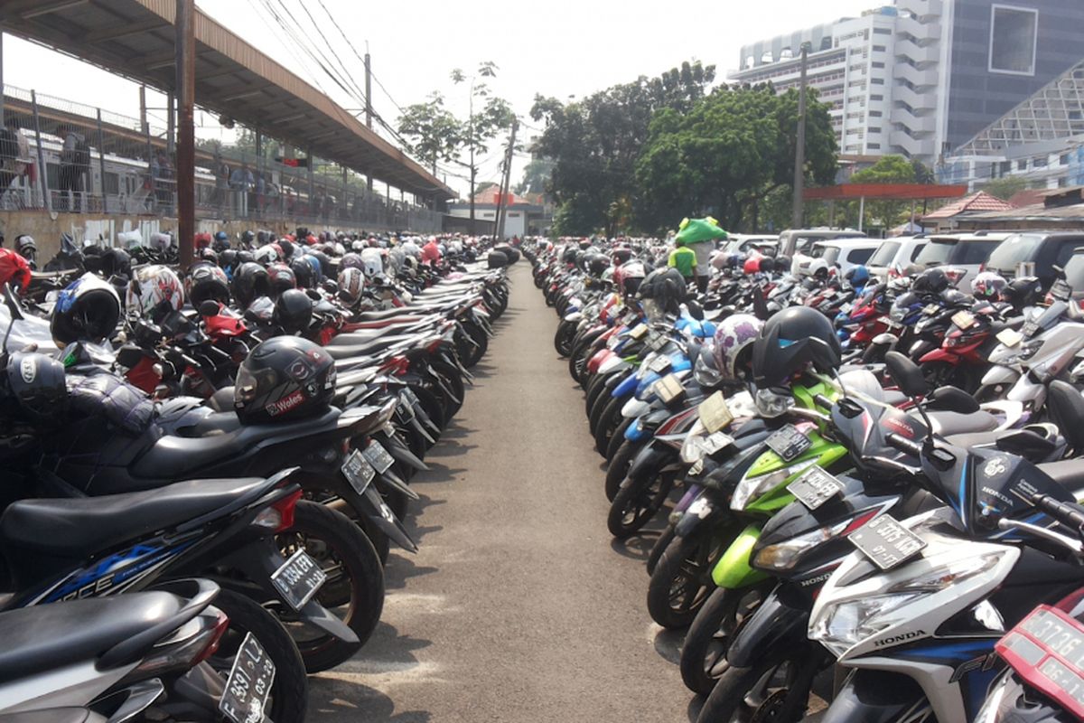 Lahan parkir kendaraan yang ada di Stasiun Pondok Cina, Depok (15/6/2017). Masyarakat Transportasi Indonesia (MTI) menilai tarif parkir di stasiun yang berlaku saat ini terlampau mahal.