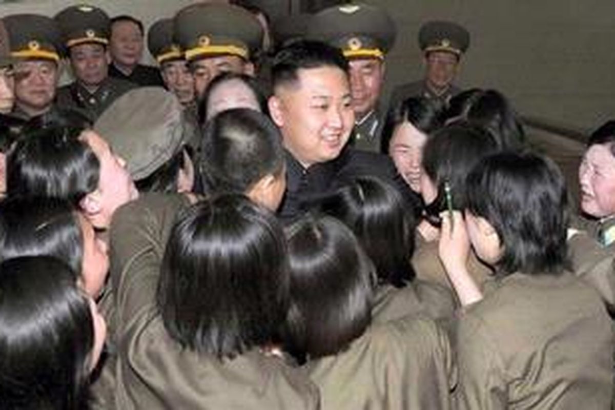 Pemimpin Korea Utara Kim Jong Un meninjau Markas Komando Angkatan Udara.