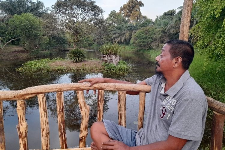 Adi Ismanto sedang berada di Taman Sakat Lebung Panjang, Desa Jambitulo, Kecamatan Marosebo, Kabupaten Muarojambi