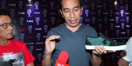 Presiden Joko Widodo mengunjungi pameran sepatu Jakarta Sneaker Day di Mal Senayan City, Jakarta, Sabtu (3/3/2018).