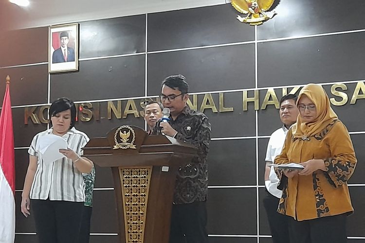 Komisioner Komnas HAM Uli Parulian Sihombing dalam konferensi pers di Kantor Komnas HAM, Jakarta, Senin (5/12/2022).
